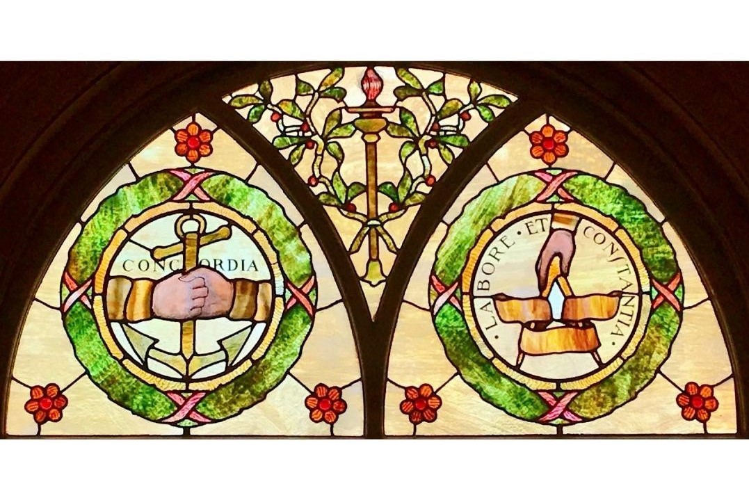 Image of the stained-glass window’s arch” class=